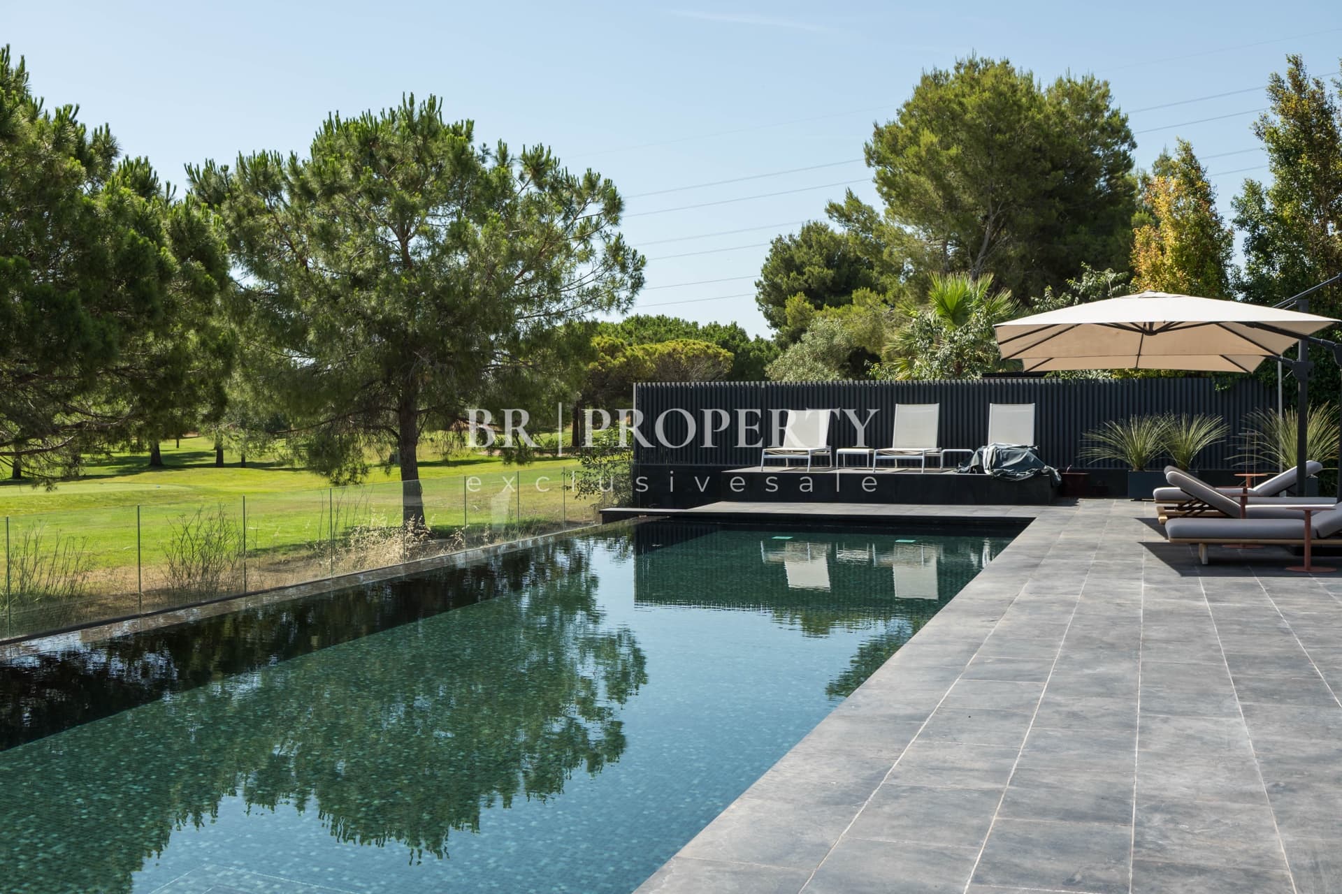 Piscina infinity y jardín