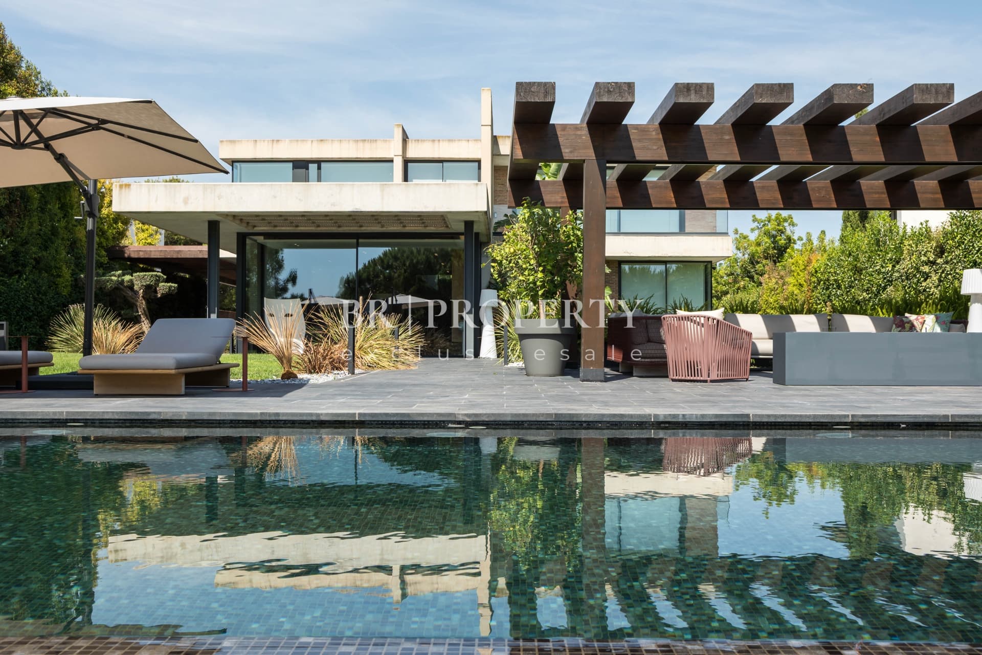 Exterior con pérgola y piscina